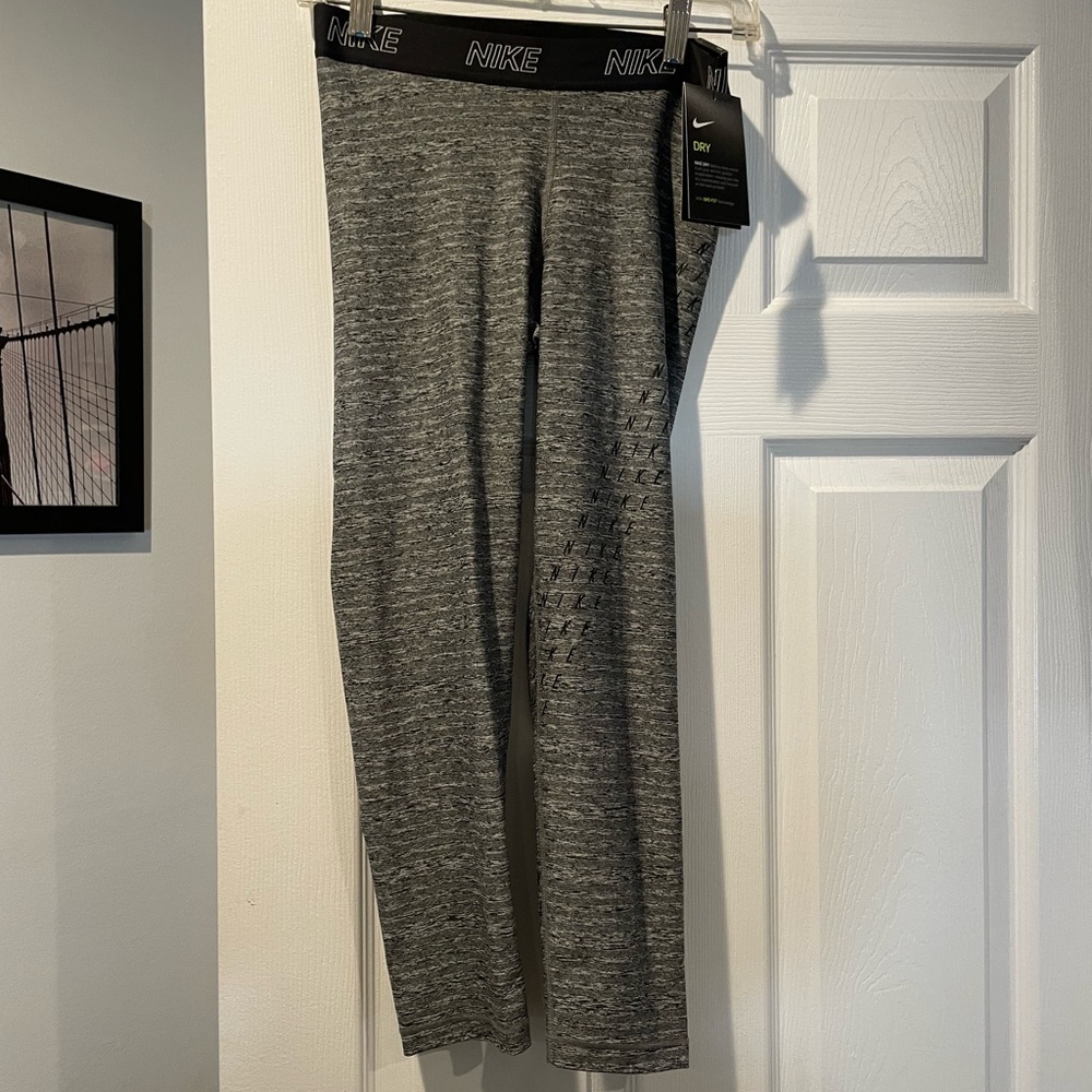NIKE drifit cropped leggings